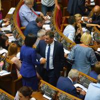 Обіймашки, поцілунки, еротичні залицяння та засмаглі обличчя: фоторепортаж з Верховної Ради