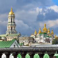 Телефонували знайомі з Почаєва: великий движ транспорту з Почаївської лаври і туди. За заштореними вікнами завозять невідомих..