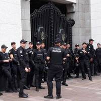 Раду оточили, поліцію звозять автобусами: що відбувається в центрі Києва
