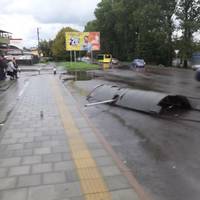 У Львові сильний вітер пошкодив зупинки транспорту та повалив дерева
