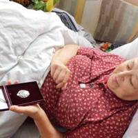 Є історії якими є неможливо не поділитись: неймовірна 100-річна українка доглядає прикуту до ліжка талановиту доньку(фото)