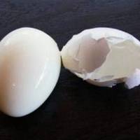 Як зварити яйця, щоб шкаралупа з них буквально злітала: допоможе звичайна канцелярська кнопка