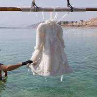 За два роки в соленій воді, сукня перетворилася в шедевр сучасного мистецтва