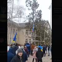 Жителі Старобільська зняли ганчірку ЛНР та замінили її прапором України.
