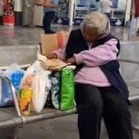 78-річна бабуся два роки живе на автовокзалі в очікуванні, коли за нею приїдуть діти