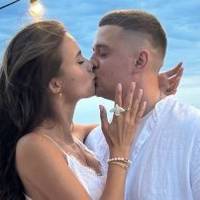 У СУКНІ З МЕРЕЖИВОМ І РОЗРІЗОМ: ПЕРЕМОЖНИЦЯ 