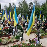 Віра живе й насолоджується життям - їздить відпочивати, зустрічається з подругами.