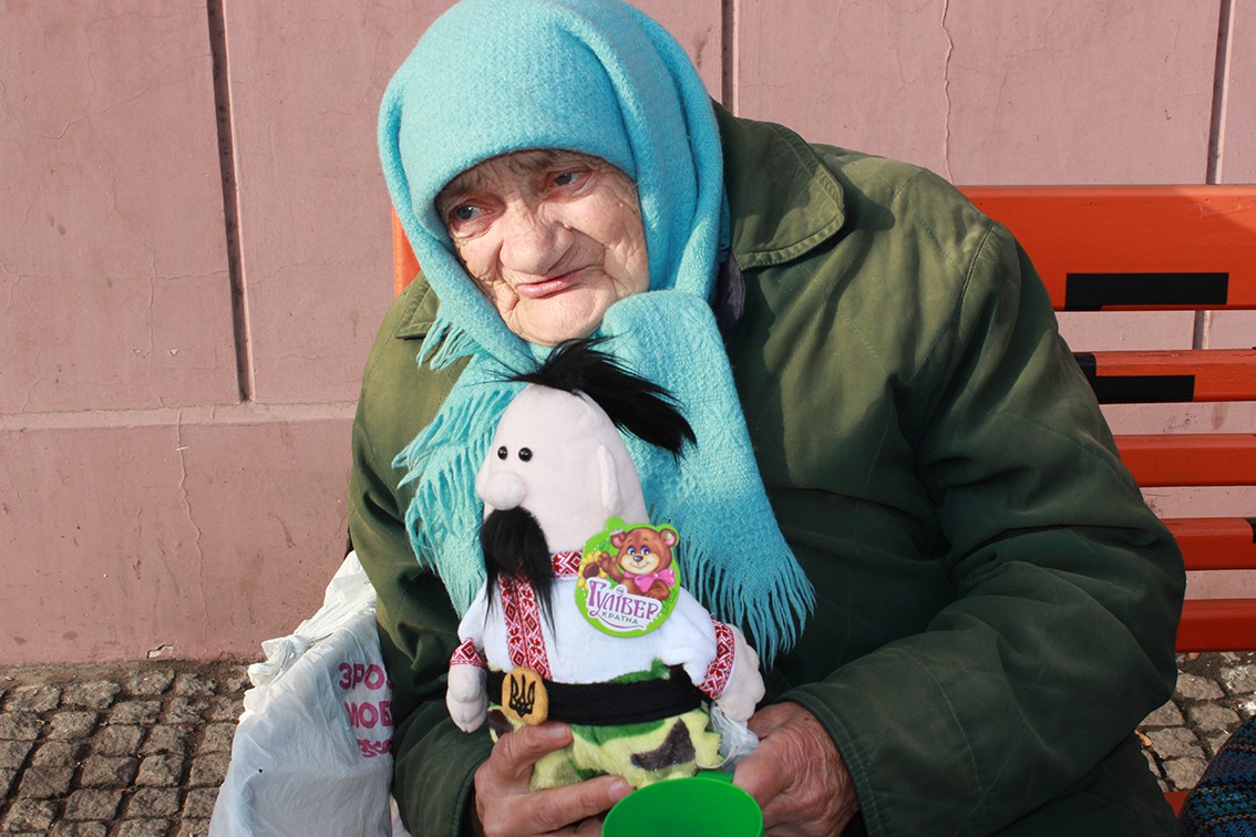 Вони для мене, мов синочки та донечки: незвичайна волонтерка з Дніпра 88 річна Людмила Савченко ВСЕ БУДЕ ЛЮКС